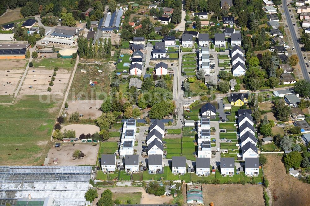 Berlin from above - Single-family residential area of settlement on Pfauenkehre in the district Rudow in Berlin, Germany