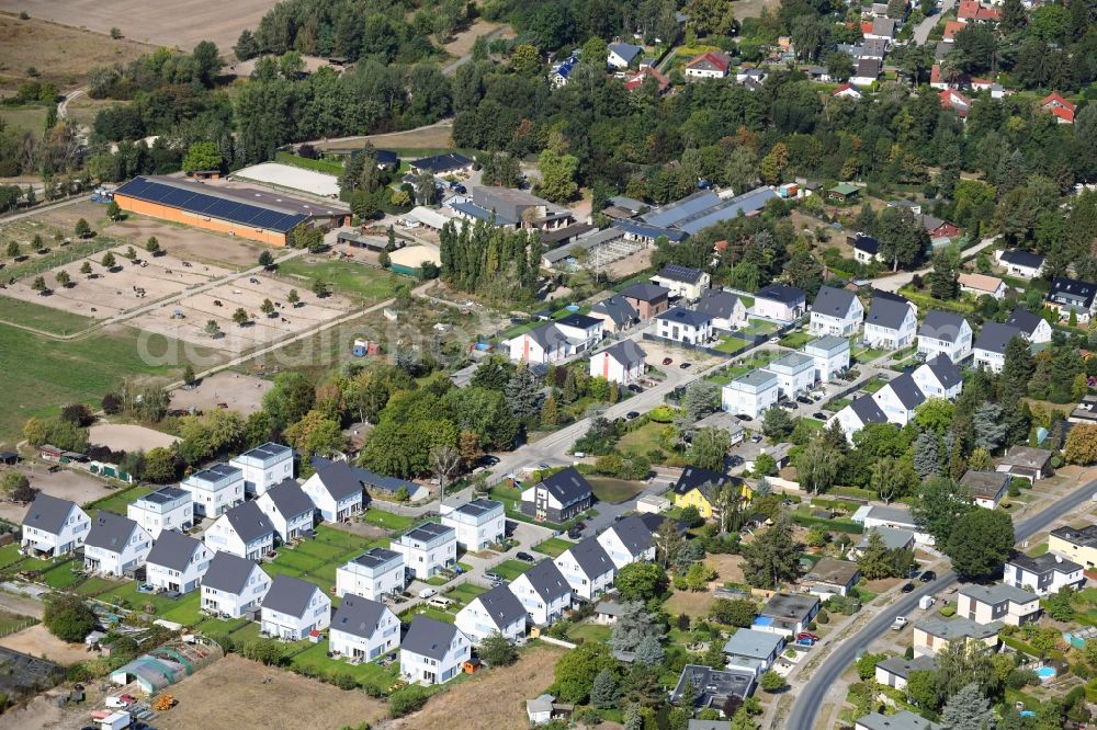 Aerial image Berlin - Single-family residential area of settlement on Pfauenkehre in the district Rudow in Berlin, Germany