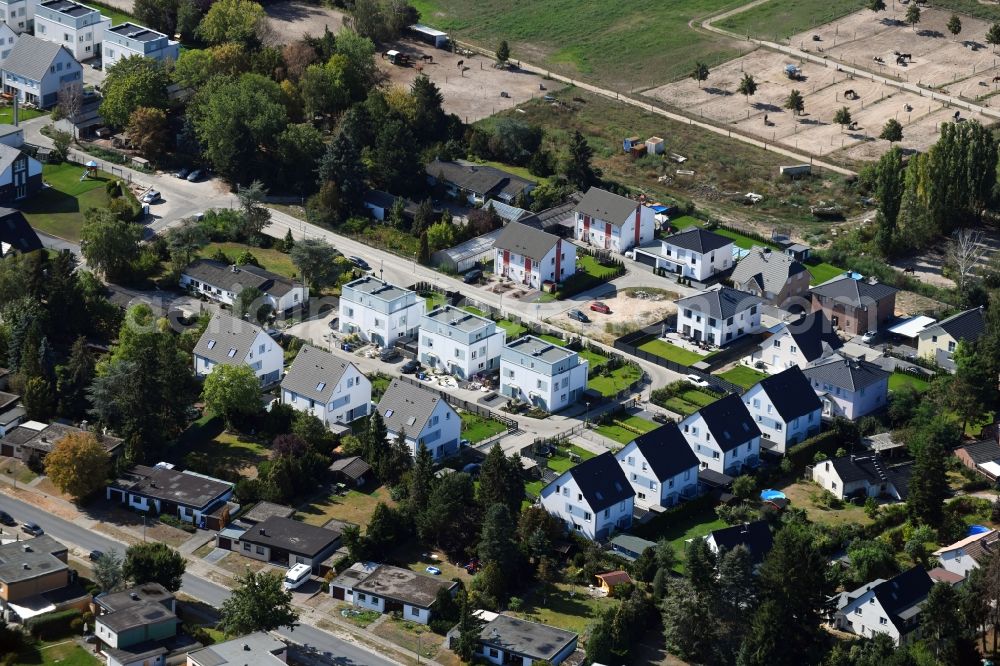 Berlin from the bird's eye view: Single-family residential area of settlement on Pfauenkehre in the district Rudow in Berlin, Germany