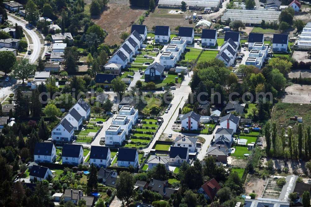 Berlin from the bird's eye view: Single-family residential area of settlement on Pfauenkehre in the district Rudow in Berlin, Germany