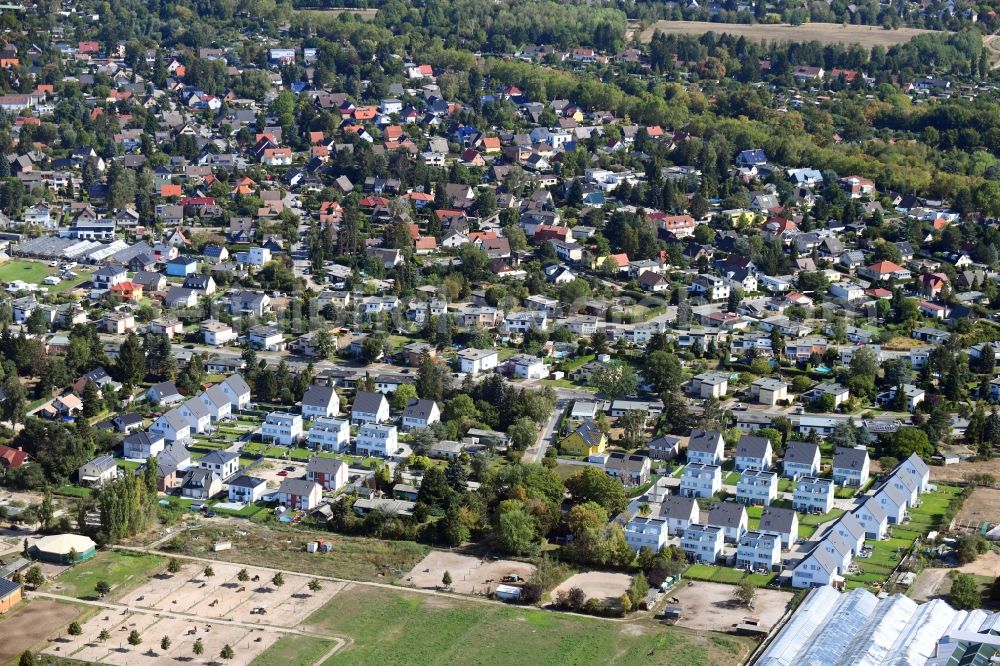 Berlin from the bird's eye view: Single-family residential area of settlement on Pfauenkehre in the district Rudow in Berlin, Germany