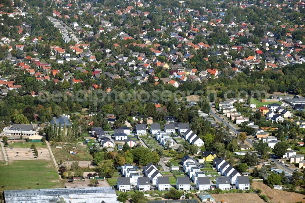 Berlin from the bird's eye view: Single-family residential area of settlement on Pfauenkehre in the district Rudow in Berlin, Germany