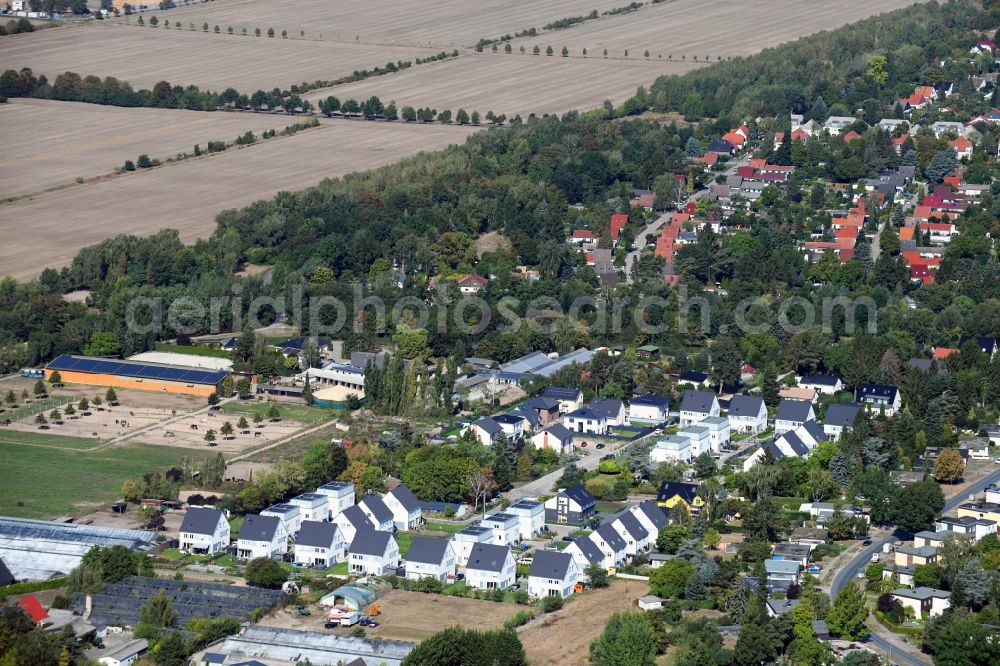 Berlin from the bird's eye view: Single-family residential area of settlement on Pfauenkehre in the district Rudow in Berlin, Germany