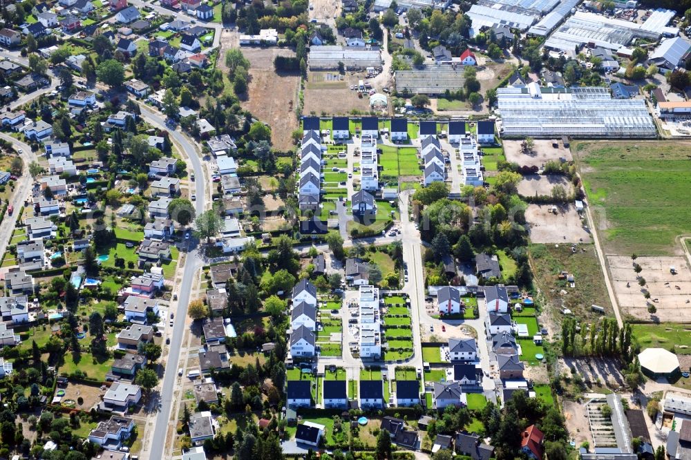 Berlin from the bird's eye view: Single-family residential area of settlement on Pfauenkehre in the district Rudow in Berlin, Germany