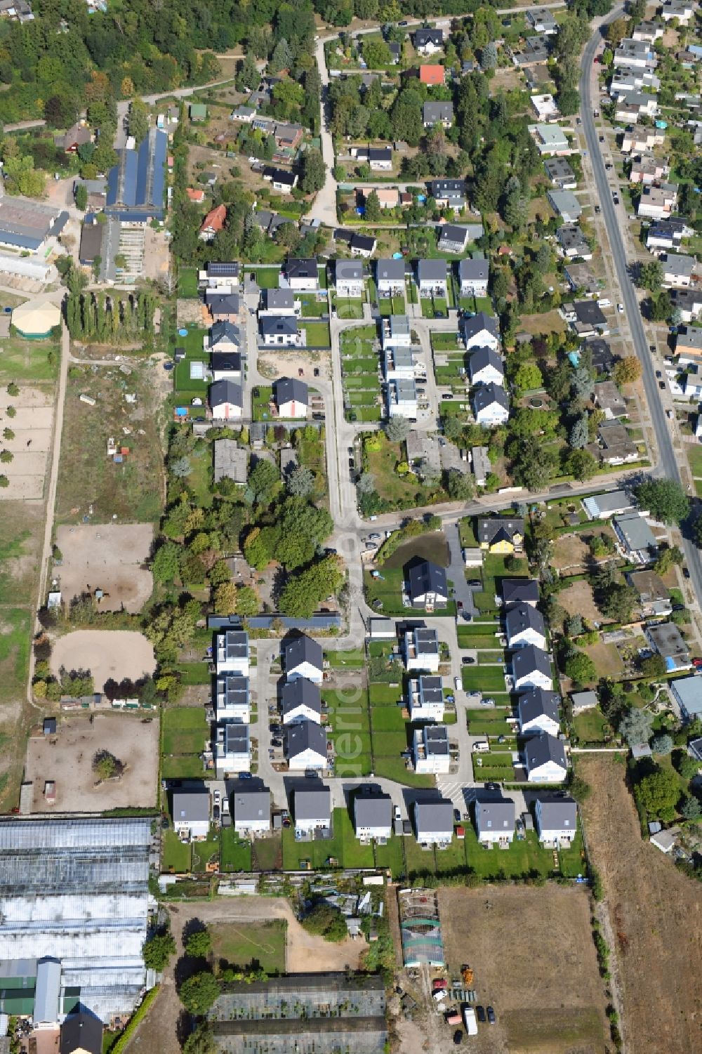 Berlin from the bird's eye view: Single-family residential area of settlement on Pfauenkehre in the district Rudow in Berlin, Germany