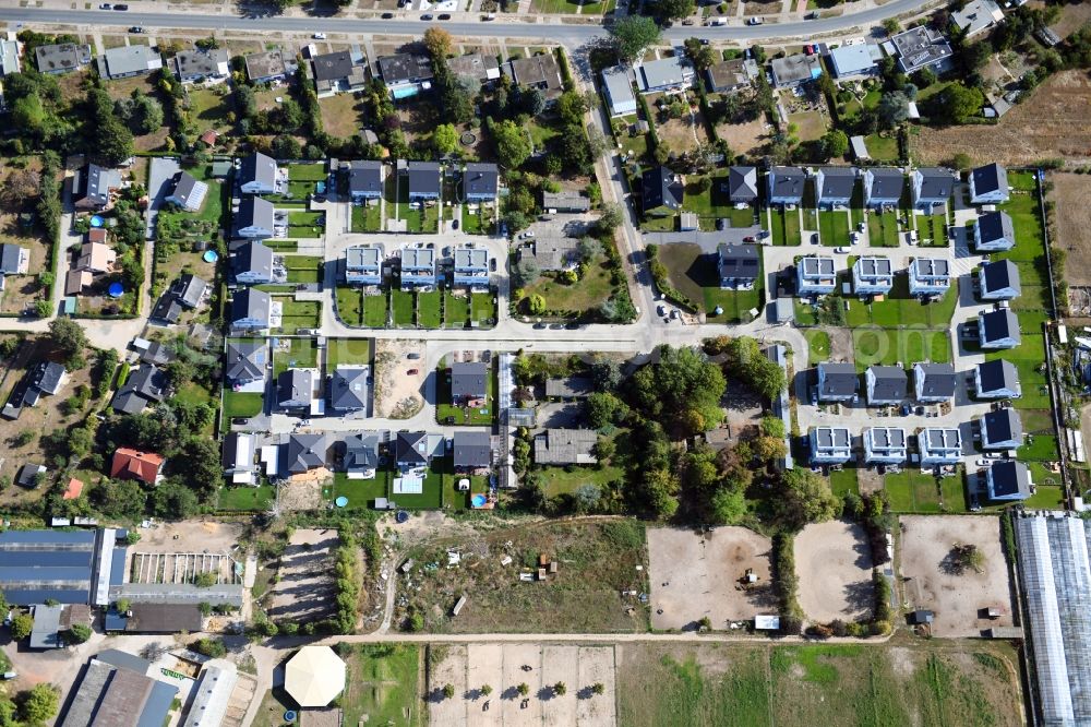 Berlin from the bird's eye view: Single-family residential area of settlement on Pfauenkehre in the district Rudow in Berlin, Germany