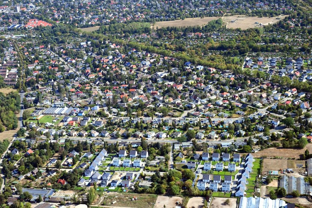 Berlin from the bird's eye view: Single-family residential area of settlement on Pfauenkehre in the district Rudow in Berlin, Germany