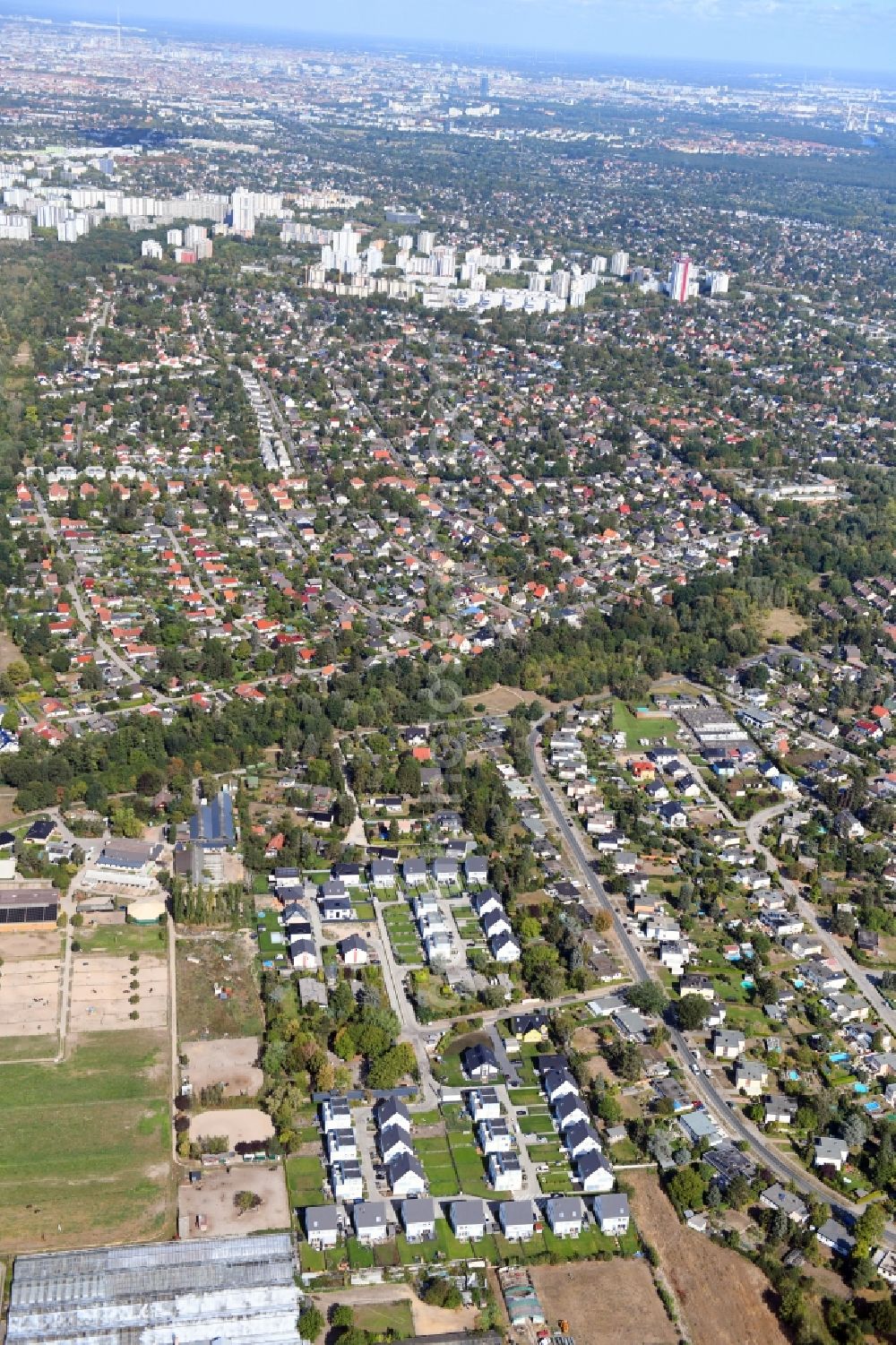 Berlin from the bird's eye view: Single-family residential area of settlement on Pfauenkehre in the district Rudow in Berlin, Germany