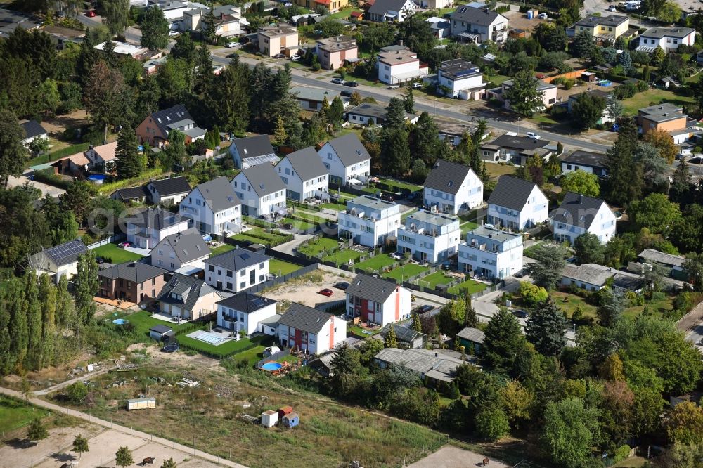 Berlin from above - Single-family residential area of settlement on Pfauenkehre in the district Rudow in Berlin, Germany