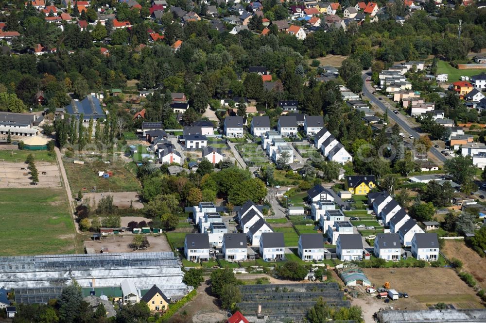 Berlin from the bird's eye view: Single-family residential area of settlement on Pfauenkehre in the district Rudow in Berlin, Germany