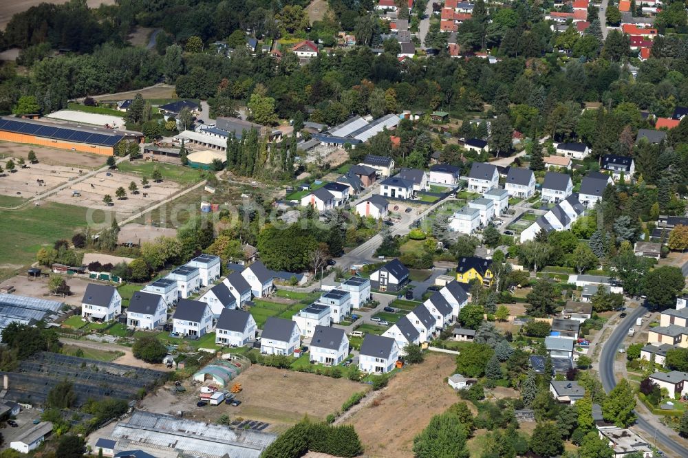 Berlin from the bird's eye view: Single-family residential area of settlement on Pfauenkehre in the district Rudow in Berlin, Germany