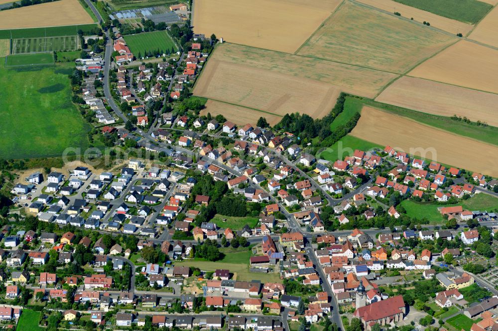 Aerial photograph Estenfeld - Single-family residential area of settlement on the edge of agricultural fields in Estenfeld in the state Bavaria, Germany