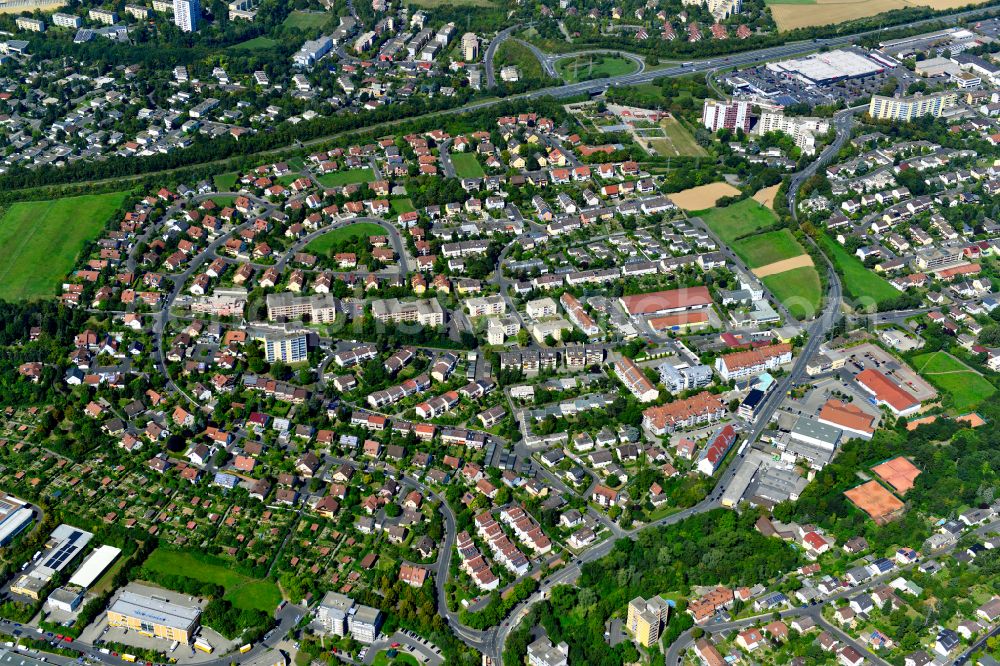 Lengfeld from the bird's eye view: Single-family residential area of settlement on the edge of agricultural fields in Lengfeld in the state Bavaria, Germany