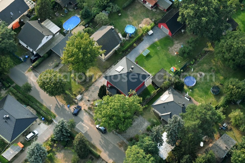 Fredersdorf-Vogelsdorf from above - Single-family residential area of settlement Richard-Wagner-Strasse in Fredersdorf-Vogelsdorf in the state Brandenburg