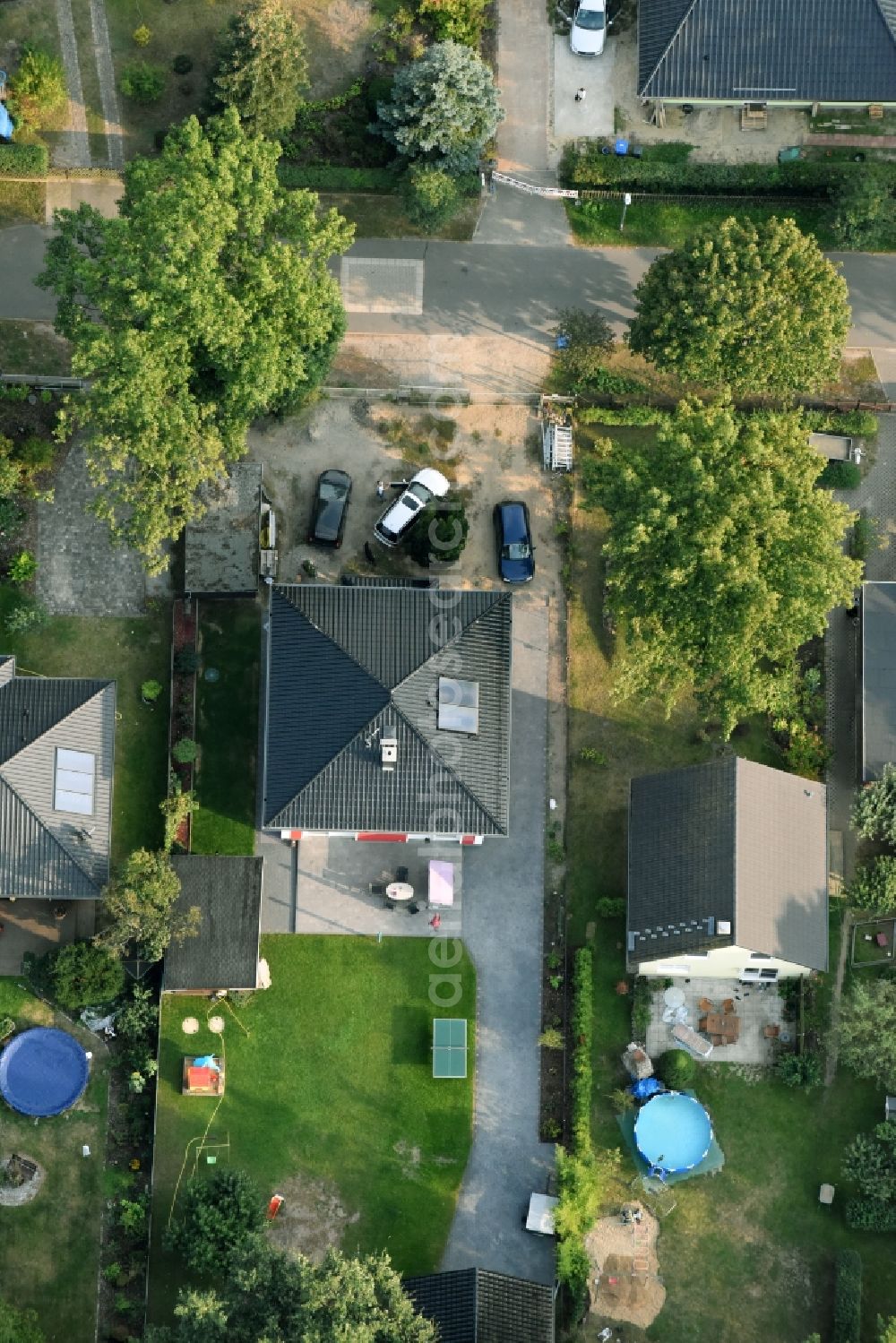 Fredersdorf-Vogelsdorf from above - Single-family residential area of settlement Richard-Wagner-Strasse in Fredersdorf-Vogelsdorf in the state Brandenburg