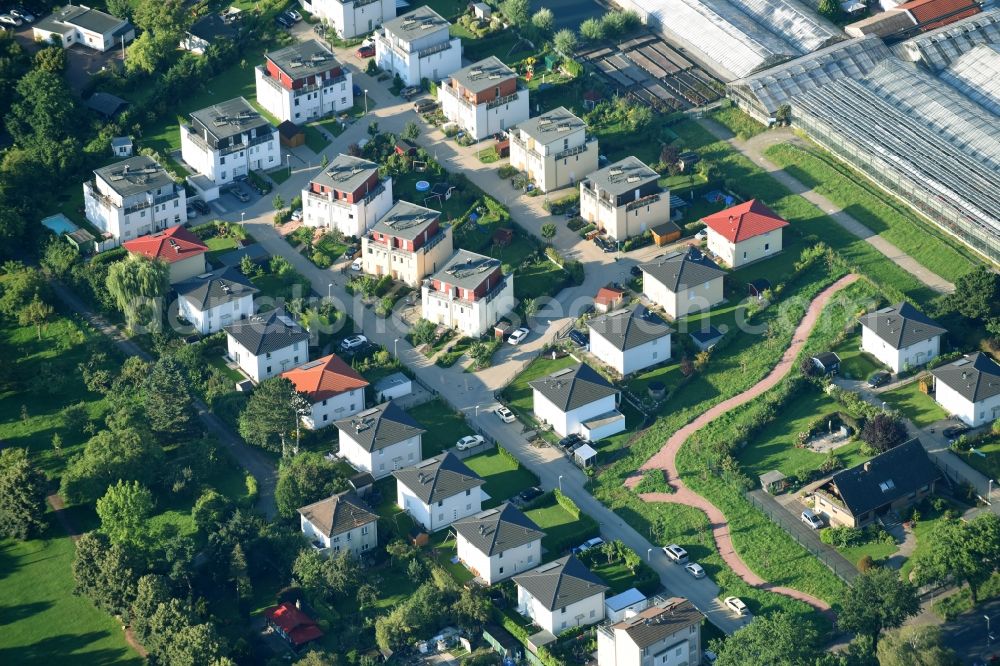 Berlin from the bird's eye view: Single-family residential area of settlement Am Roemersgruen in the district Britz in Berlin, Germany