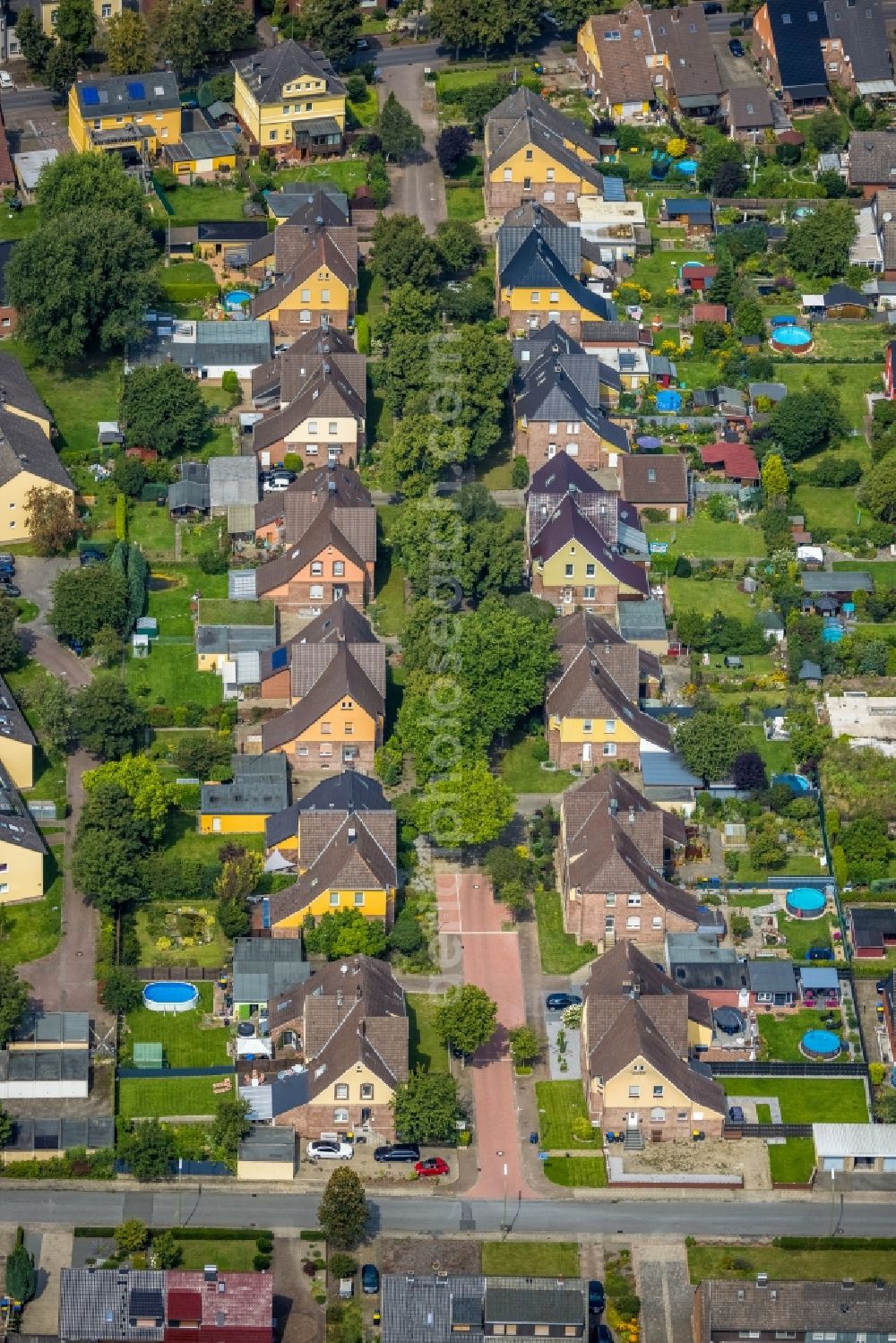 Rünthe from above - Single-family residential area of settlement in Rünthe in the state North Rhine-Westphalia, Germany