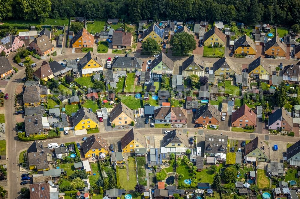 Rünthe from above - Single-family residential area of settlement in Rünthe in the state North Rhine-Westphalia, Germany