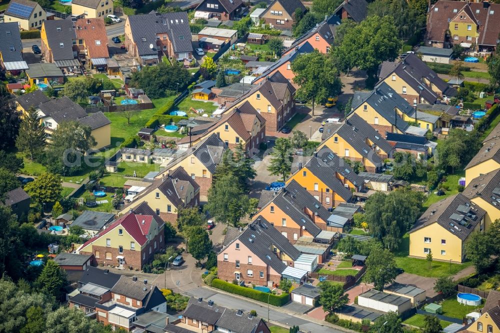 Rünthe from above - Single-family residential area of settlement in Rünthe in the state North Rhine-Westphalia, Germany