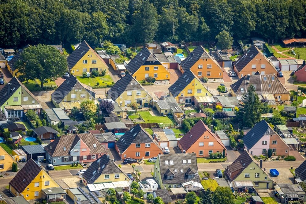 Rünthe from above - Single-family residential area of settlement in Rünthe in the state North Rhine-Westphalia, Germany