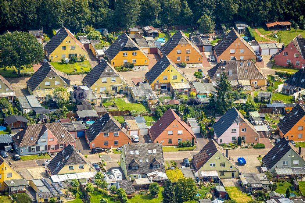 Rünthe from the bird's eye view: Single-family residential area of settlement in Rünthe in the state North Rhine-Westphalia, Germany