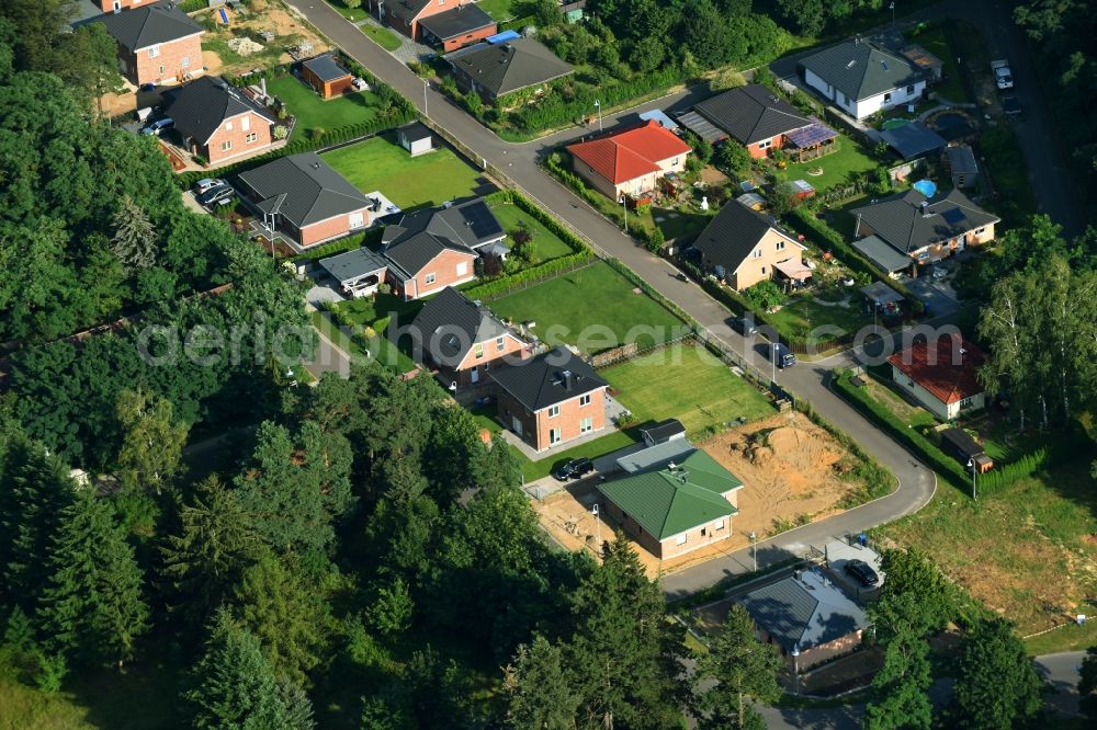 Werneuchen from above - Single-family residential area of settlement Rosenstrasse - Rosenring in Werneuchen in the state Brandenburg, Germany