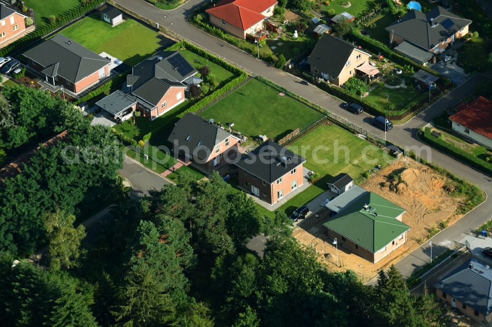 Werneuchen from the bird's eye view: Single-family residential area of settlement Rosenstrasse - Rosenring in Werneuchen in the state Brandenburg, Germany