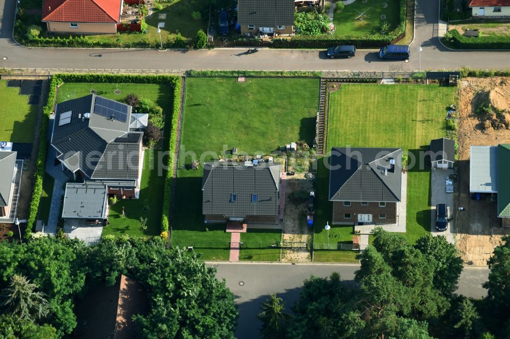 Aerial image Werneuchen - Single-family residential area of settlement Rosenstrasse - Rosenring in Werneuchen in the state Brandenburg, Germany