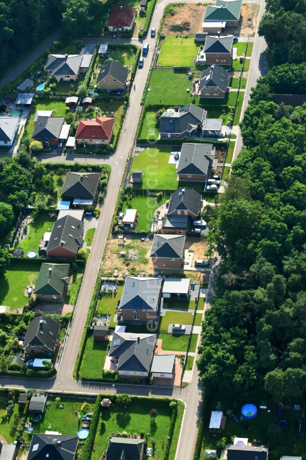 Werneuchen from above - Single-family residential area of settlement Rosenstrasse - Rosenring in Werneuchen in the state Brandenburg, Germany