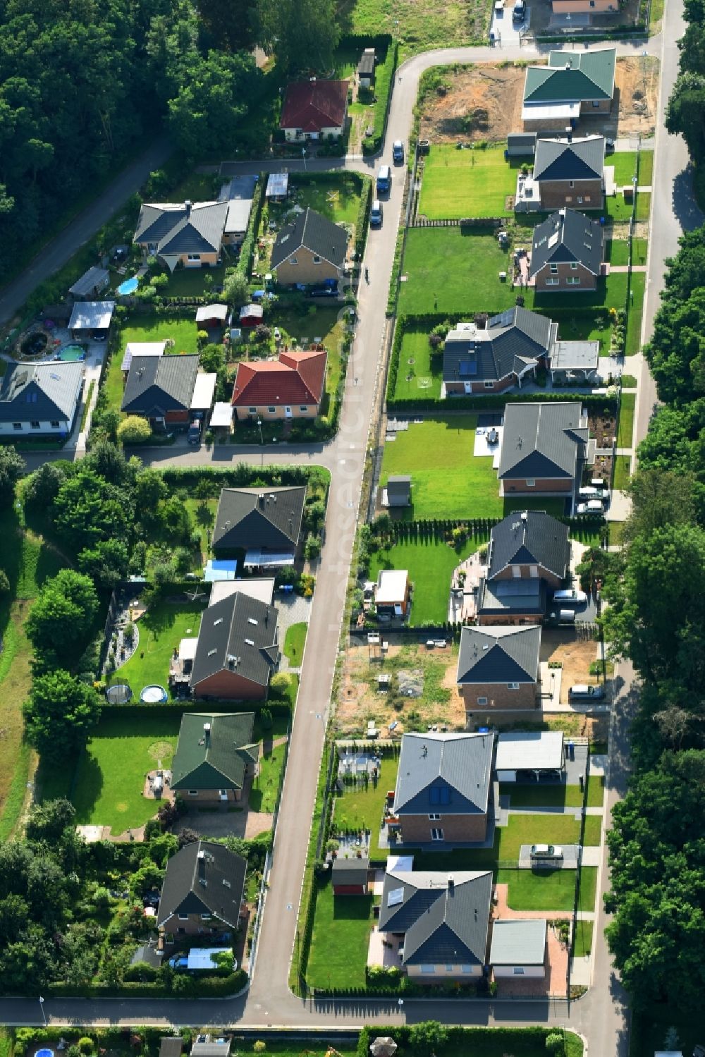 Werneuchen from the bird's eye view: Single-family residential area of settlement Rosenstrasse - Rosenring in Werneuchen in the state Brandenburg, Germany