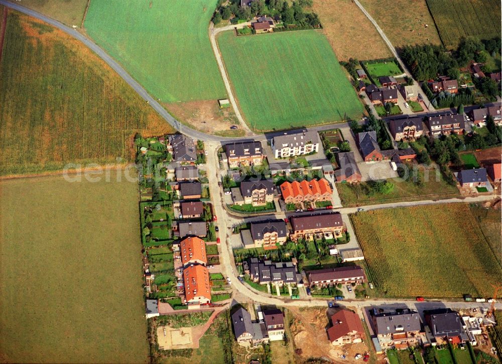 Aerial photograph Rheinberg - Single-family residential area of settlement Am Rothen Busch in the district Alpsray in Rheinberg in the state North Rhine-Westphalia