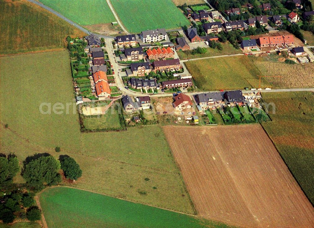 Rheinberg from the bird's eye view: Single-family residential area of settlement Am Rothen Busch in the district Alpsray in Rheinberg in the state North Rhine-Westphalia