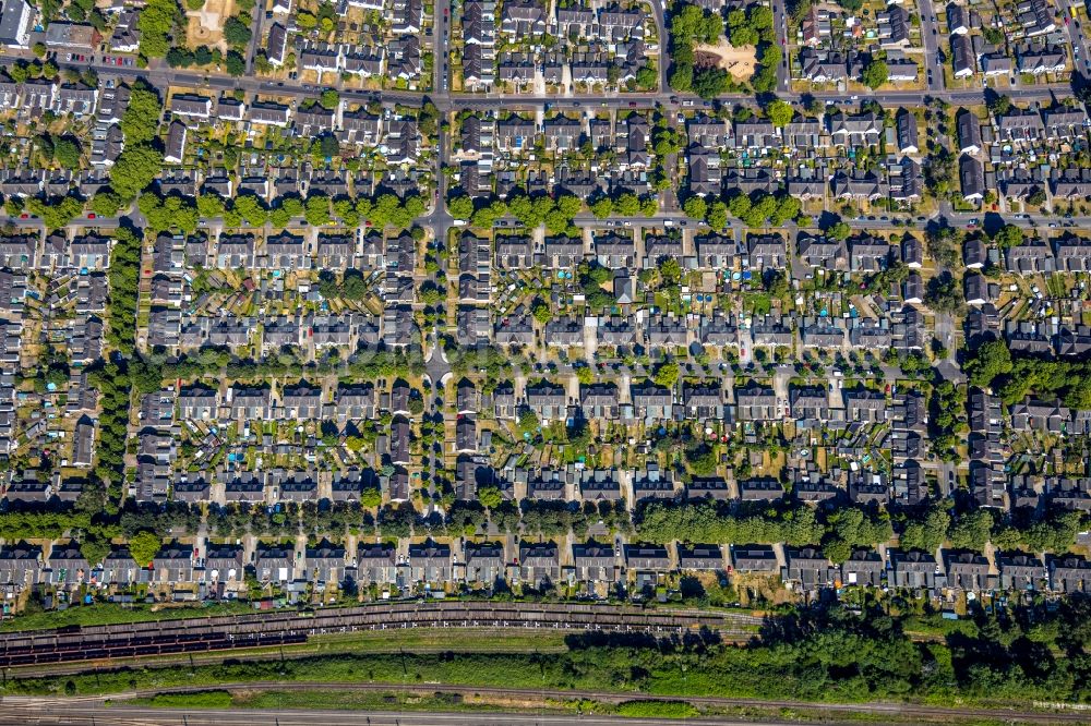 Moers from above - Single-family residential area of settlement Ruhrstrasse - Marienburger Strasse - Alsenstrasse - Eupener Strasse in Moers in the state North Rhine-Westphalia, Germany