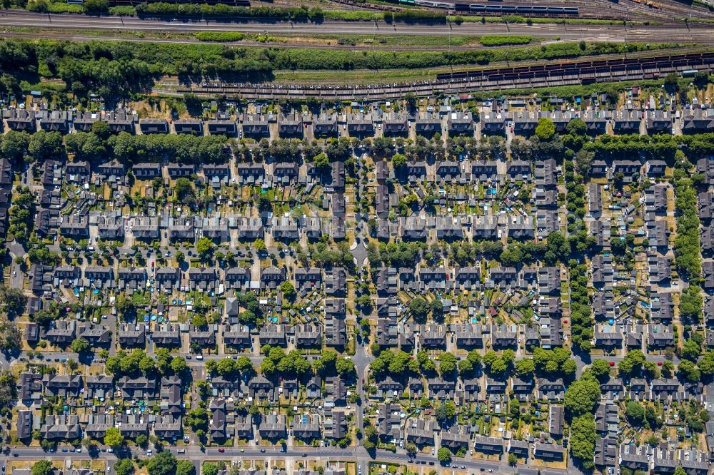 Moers from the bird's eye view: Single-family residential area of settlement Ruhrstrasse - Marienburger Strasse - Alsenstrasse - Eupener Strasse in Moers in the state North Rhine-Westphalia, Germany