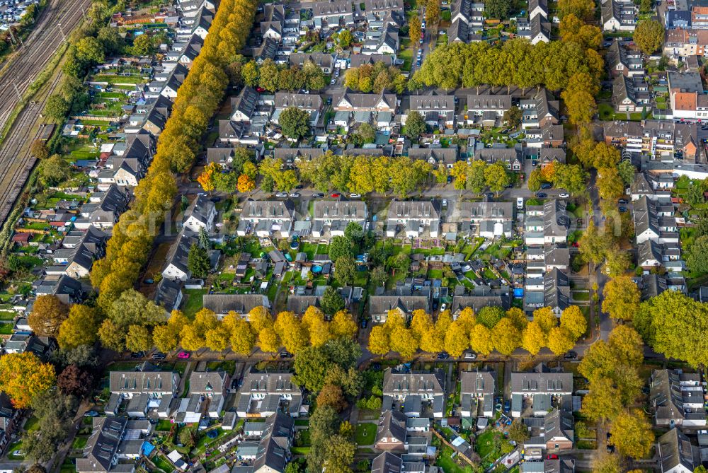 Moers from above - Single-family residential area of settlement Ruhrstrasse - Marienburger Strasse - Alsenstrasse - Eupener Strasse in Moers in the state North Rhine-Westphalia, Germany