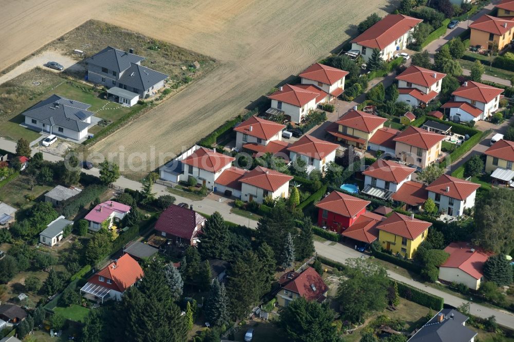 Ahrensfelde from the bird's eye view: Single-family residential area of settlement Steinstrasse - Am Feldrain in Ahrensfelde in the state Brandenburg