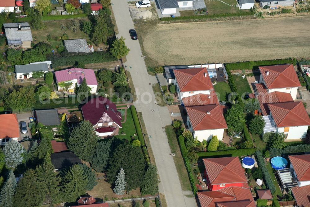 Ahrensfelde from above - Single-family residential area of settlement Steinstrasse - Am Feldrain in Ahrensfelde in the state Brandenburg