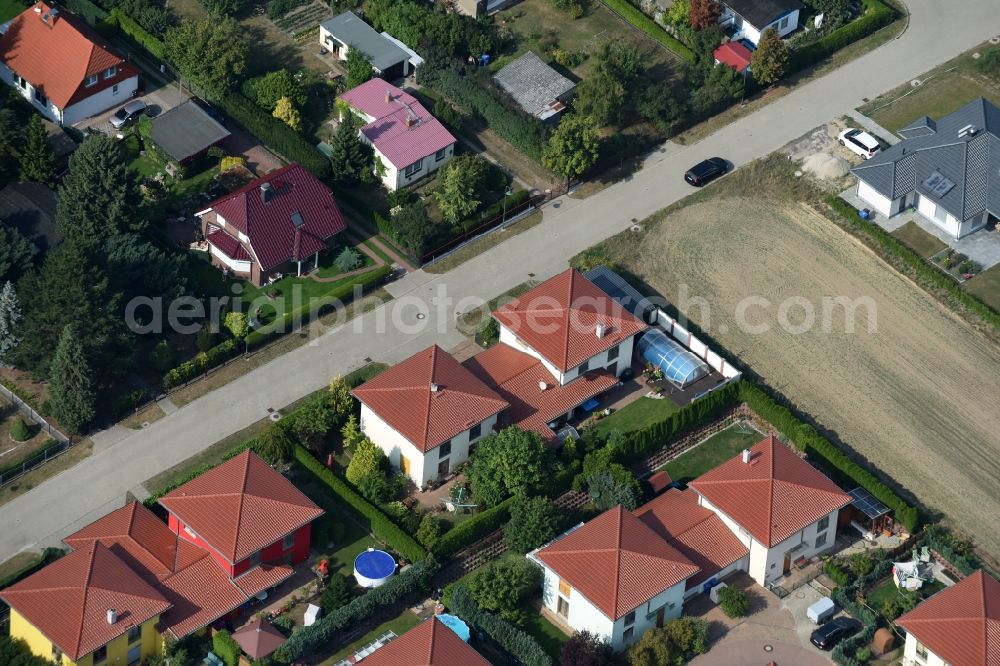 Ahrensfelde from the bird's eye view: Single-family residential area of settlement Steinstrasse - Am Feldrain in Ahrensfelde in the state Brandenburg