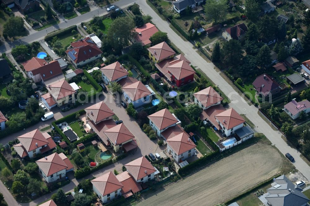 Ahrensfelde from above - Single-family residential area of settlement Steinstrasse - Am Feldrain in Ahrensfelde in the state Brandenburg