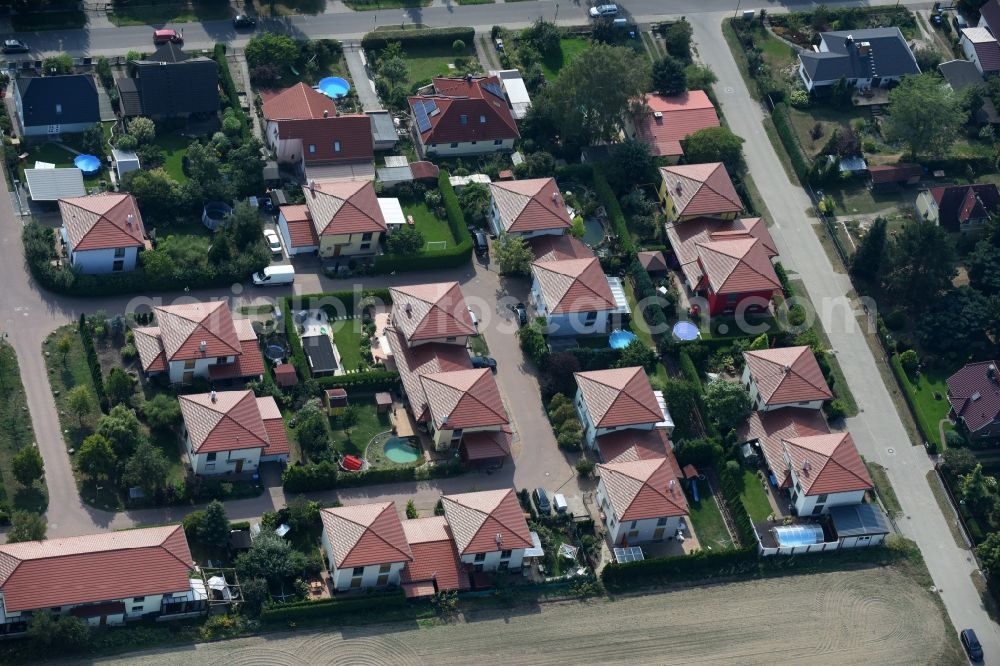 Ahrensfelde from the bird's eye view: Single-family residential area of settlement Steinstrasse - Am Feldrain in Ahrensfelde in the state Brandenburg