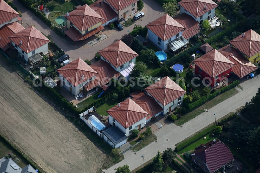 Ahrensfelde from above - Single-family residential area of settlement Steinstrasse - Am Feldrain in Ahrensfelde in the state Brandenburg