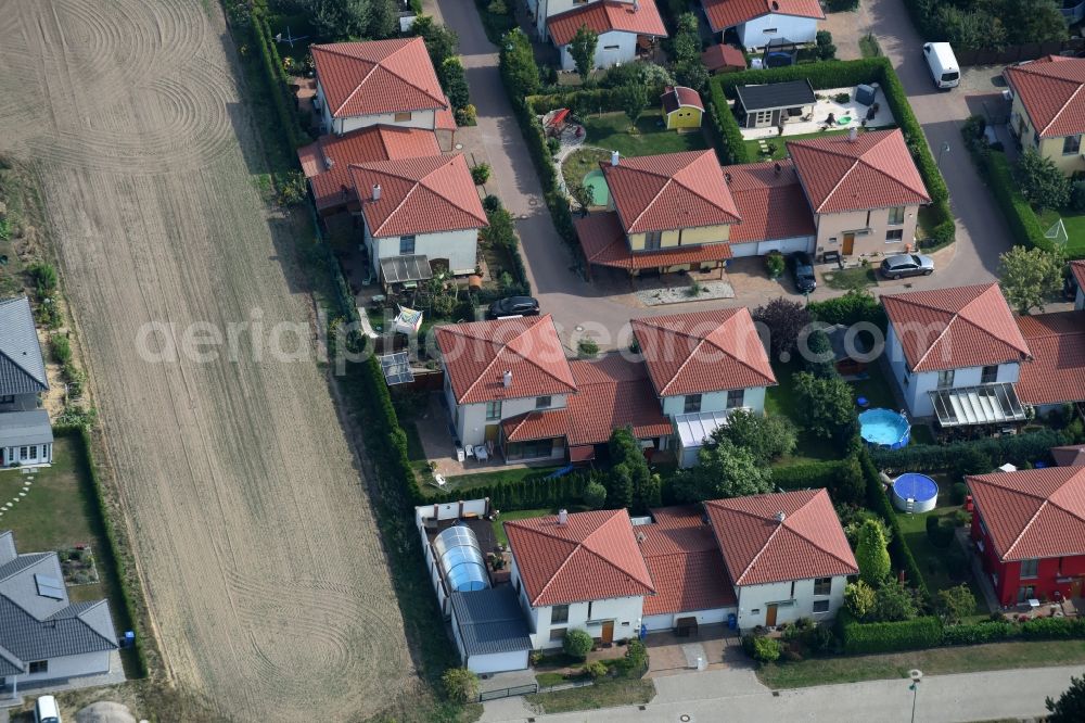 Ahrensfelde from the bird's eye view: Single-family residential area of settlement Steinstrasse - Am Feldrain in Ahrensfelde in the state Brandenburg