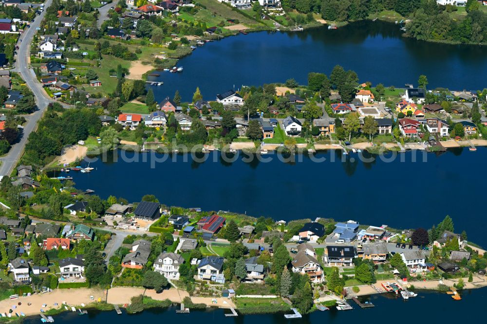 Aerial image Güster - Single-family residential area of settlement on a peninsula on the shore of the Pruesssee on street Seestrasse in Guester in the state Schleswig-Holstein, Germany