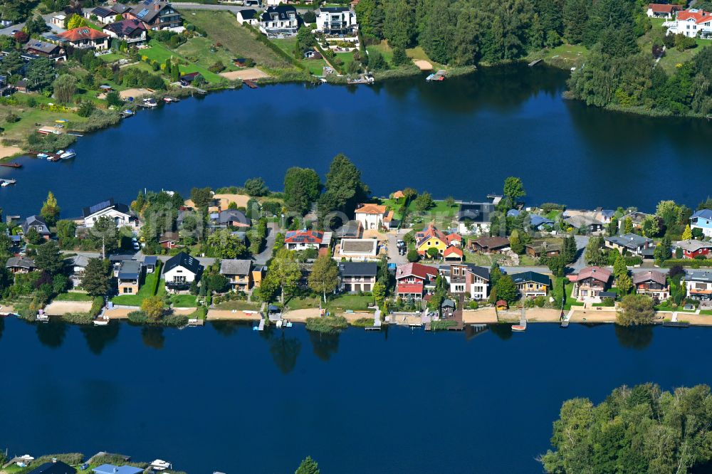 Aerial photograph Güster - Single-family residential area of settlement on a peninsula on the shore of the Pruesssee on street Seestrasse in Guester in the state Schleswig-Holstein, Germany