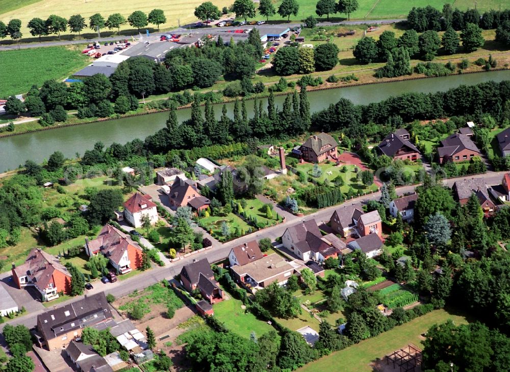 Voerde (Niederrhein) from above - Single-family residential area of settlement entlang der Poststrasse am Uferbereich des Wesel-Datteln-Kanal in Voerde (Niederrhein) in the state North Rhine-Westphalia