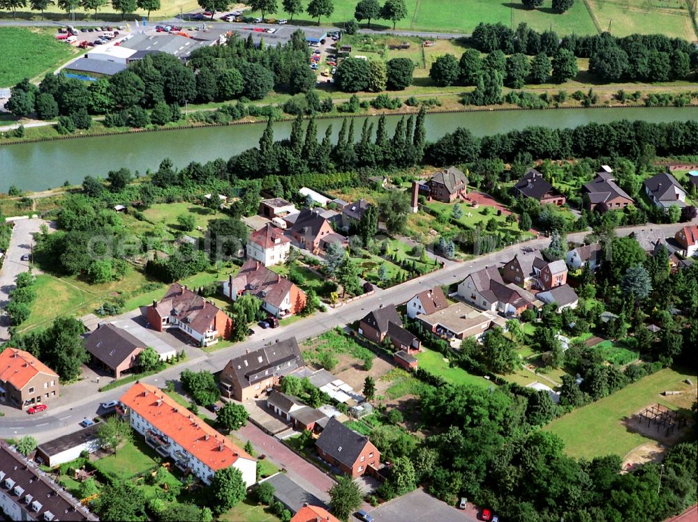 Voerde (Niederrhein) from the bird's eye view: Single-family residential area of settlement entlang der Poststrasse am Uferbereich des Wesel-Datteln-Kanal in Voerde (Niederrhein) in the state North Rhine-Westphalia