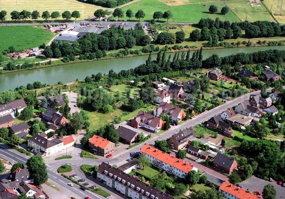 Aerial image Voerde (Niederrhein) - Single-family residential area of settlement entlang der Poststrasse am Uferbereich des Wesel-Datteln-Kanal in Voerde (Niederrhein) in the state North Rhine-Westphalia