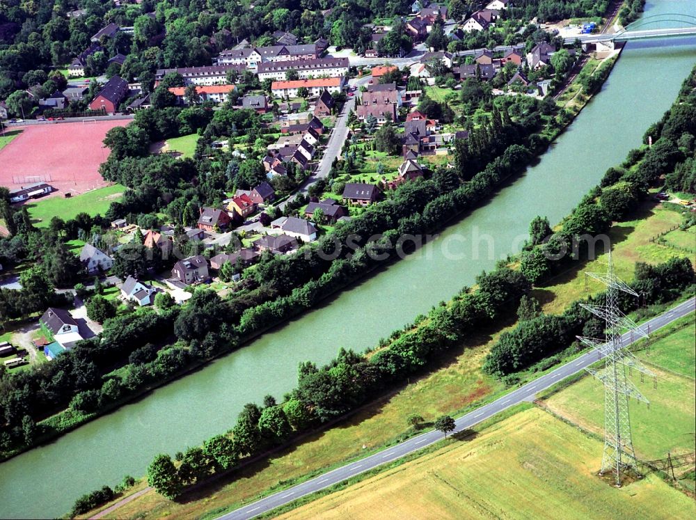 Aerial photograph Voerde (Niederrhein) - Single-family residential area of settlement entlang der Poststrasse am Uferbereich des Wesel-Datteln-Kanal in Voerde (Niederrhein) in the state North Rhine-Westphalia