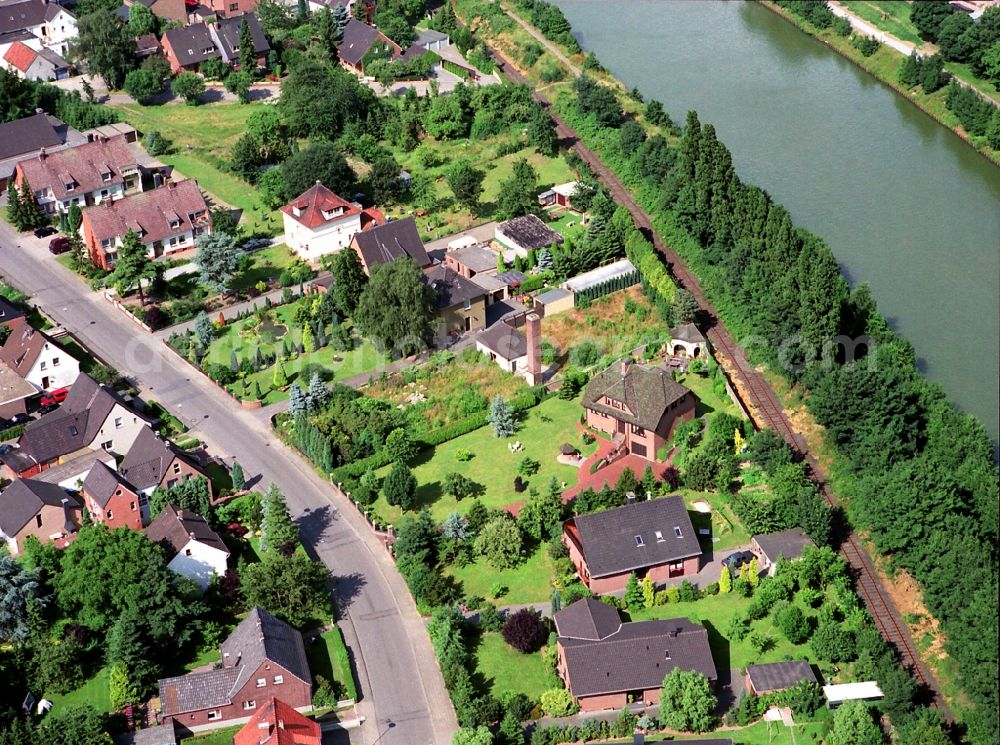 Voerde (Niederrhein) from above - Single-family residential area of settlement entlang der Poststrasse am Uferbereich des Wesel-Datteln-Kanal in Voerde (Niederrhein) in the state North Rhine-Westphalia