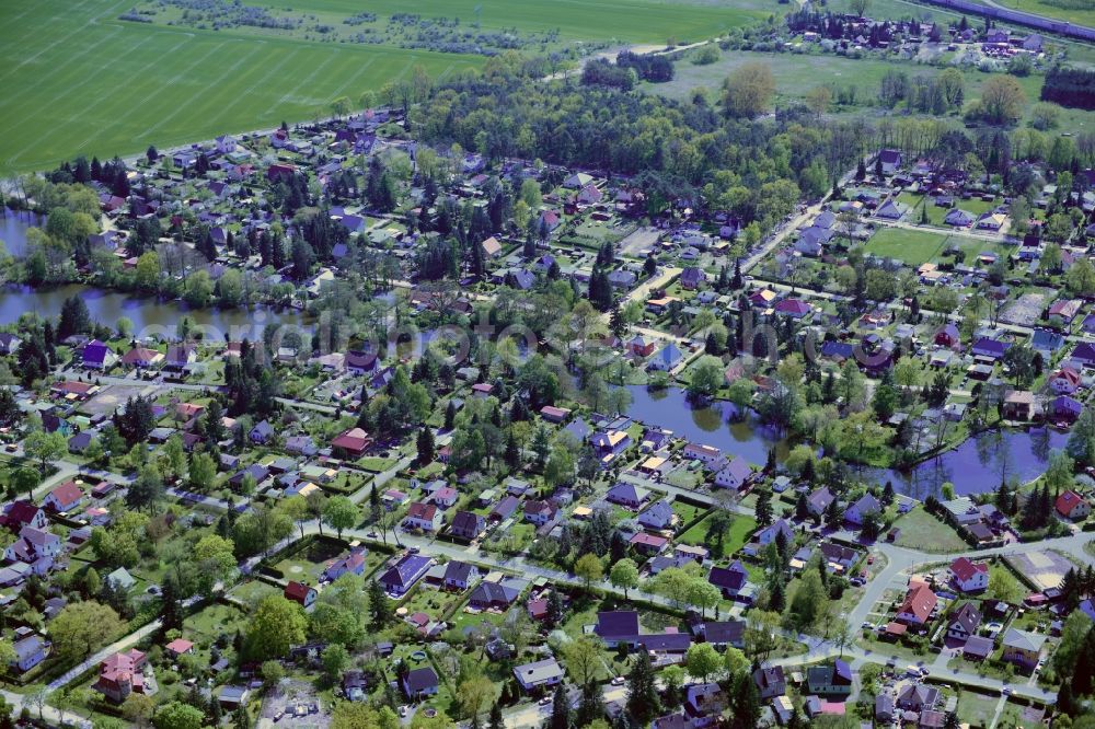 Vogelsdorf from the bird's eye view: Single-family residential area of settlement lake Krummer See in Vogelsdorf in the state Brandenburg